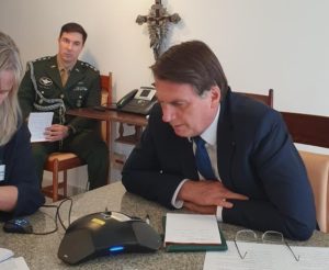 Le président brésilien Jair Bolsonaro dans son bureau en compagnie de collaborateurs