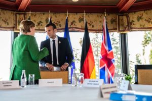 Angela Merkel et Emmanuel Macron, discutant lors d'une rencontre à Fairmont Le Manoir Richelieu