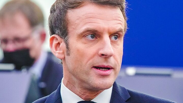 Premier ministre : Emmanuel Macron et l’art de dribler tout le monde